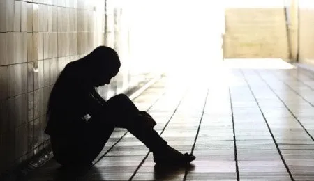 Mujer sentada soportando los síntomas de la ansiedad