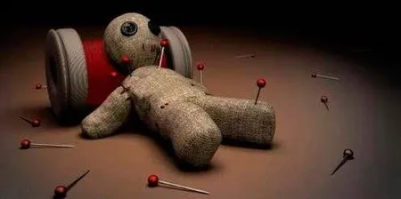 Muñeco que representa las personas que utilizan el victimismo como manipulación emocional