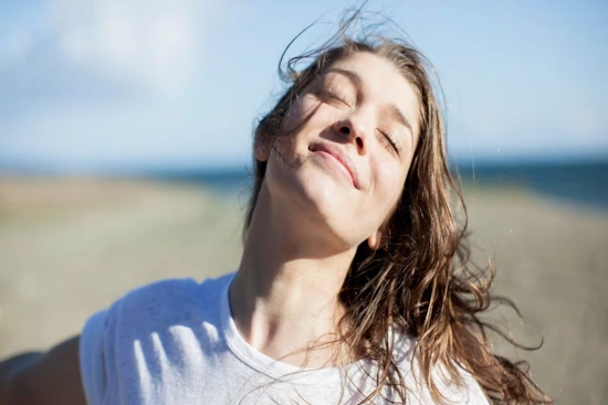 mujer respirando sintiéndose bien porque sabe cómo superar la necesidad de aprobación