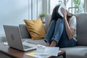 Abuso económico en la pareja: señales y cómo salir