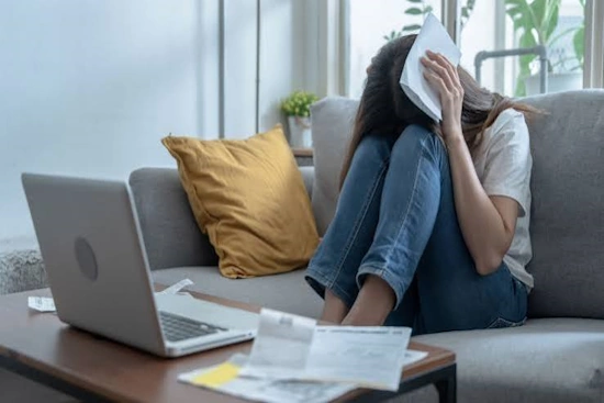 mujer que recibe abuso económico en la pareja