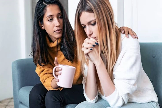 dos mujeres, una es un vampiro emocional que intenta manipular a la otra persona. Haz el test vampiro emocional.